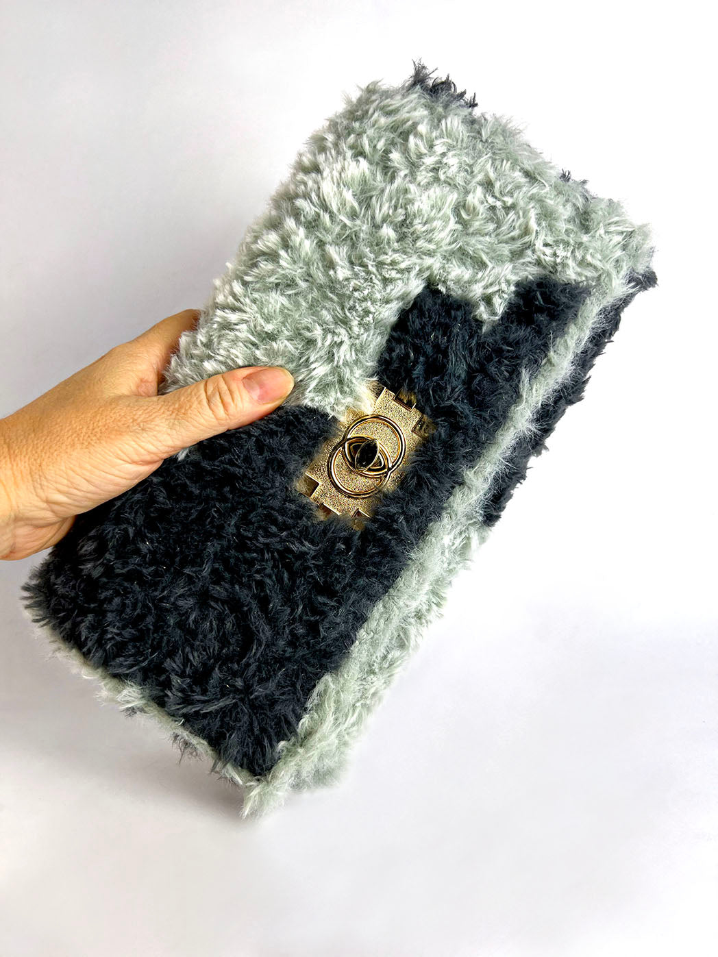 Pochette con tracolla in ecopelliccia grigia