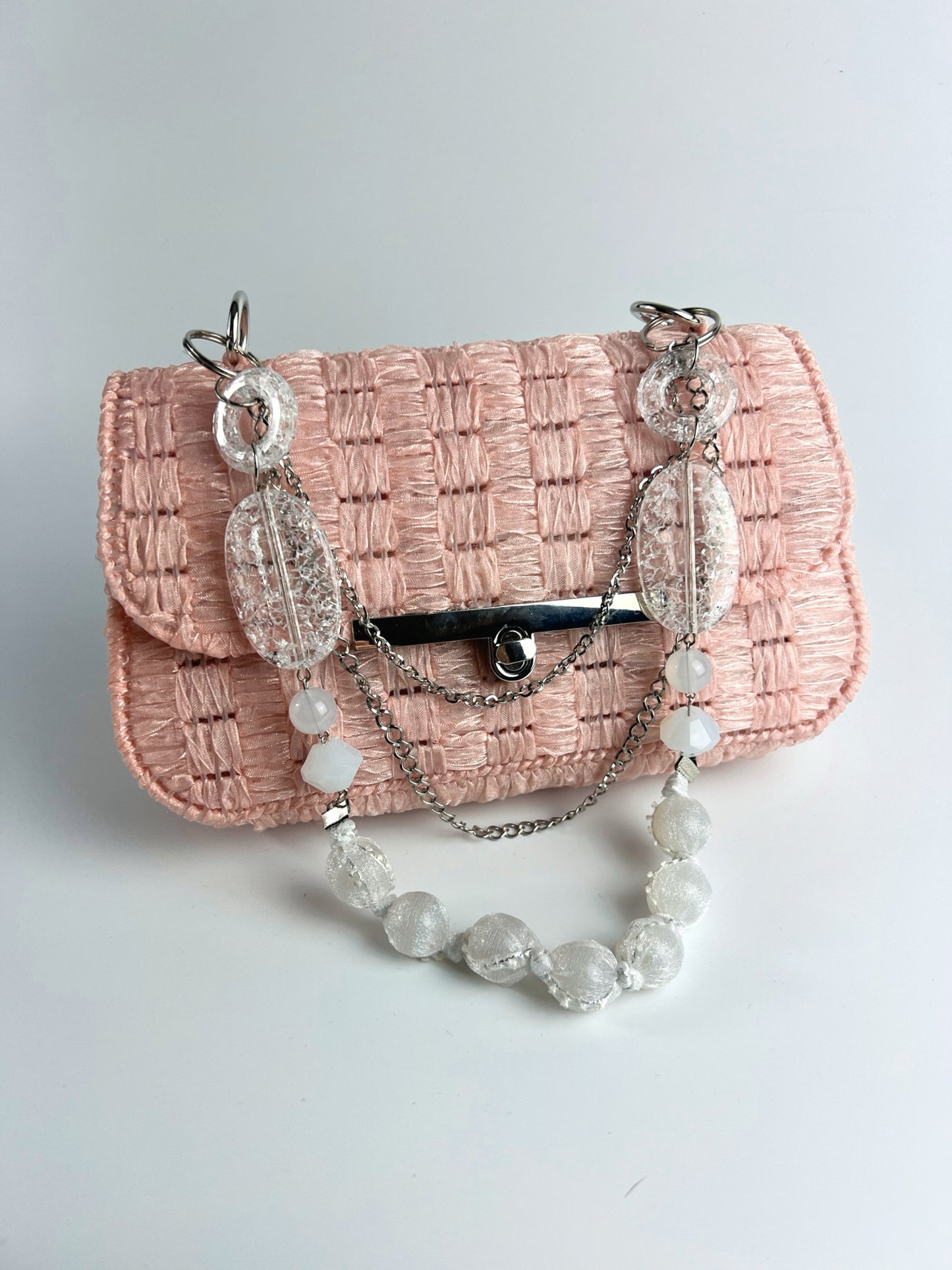 Borsetta in tulle rosa con manico decorativo in perle e catena argento