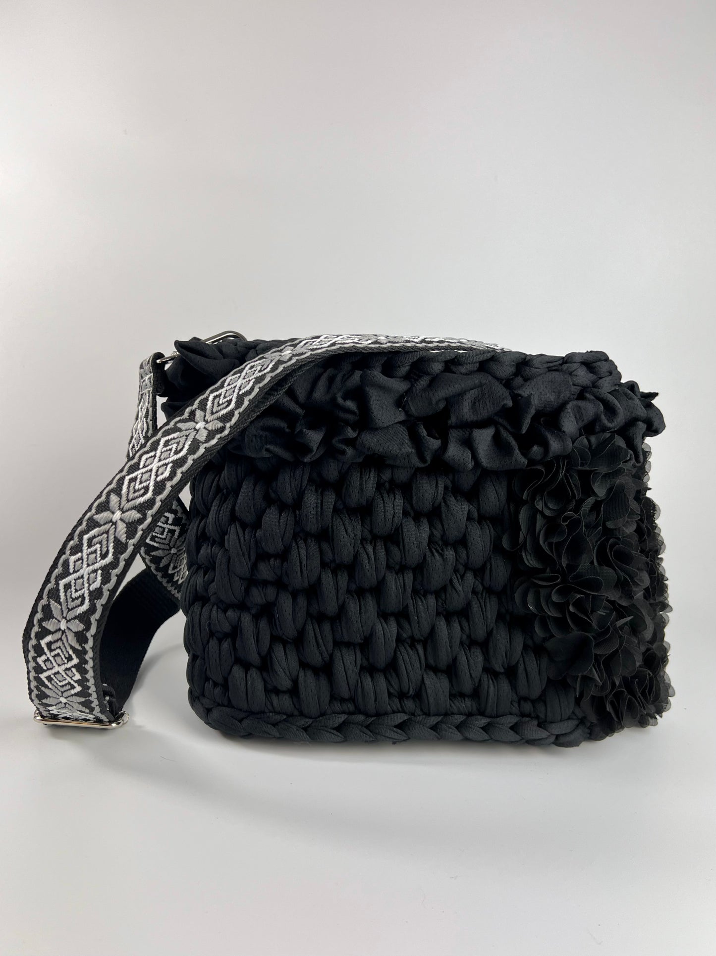 Borsa nera crochet fiori tracolla