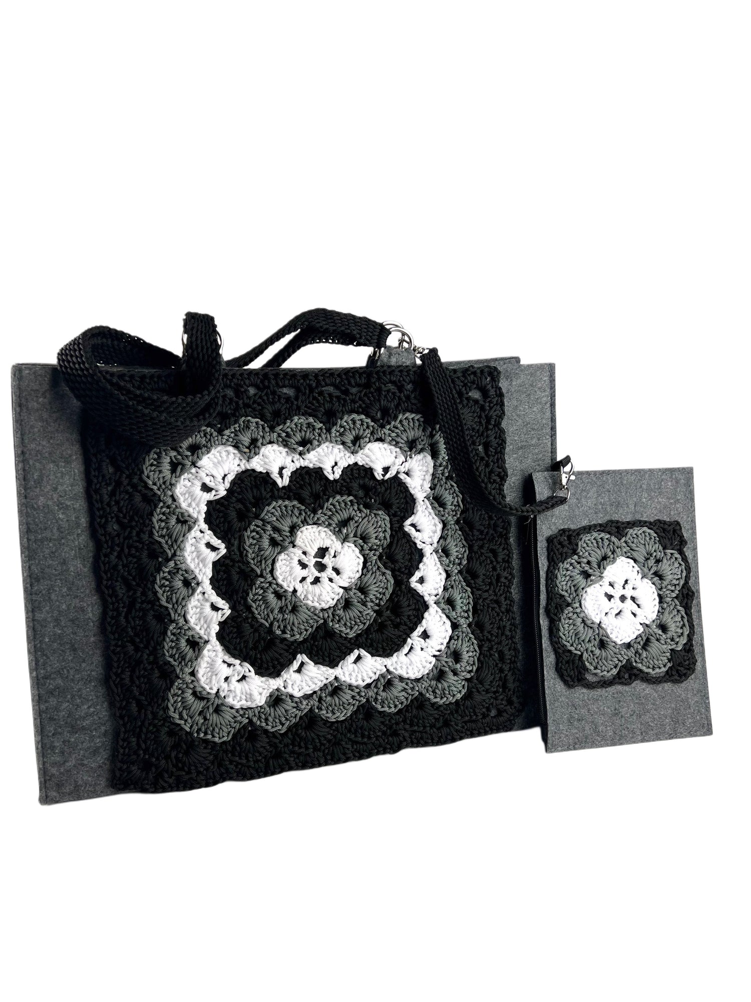 Borsa in juta con inserto di pizzo plissettato. Passamaneria con trecce lavorati all'uncinetto, filato fettuccia lilla. Manico in bambù.