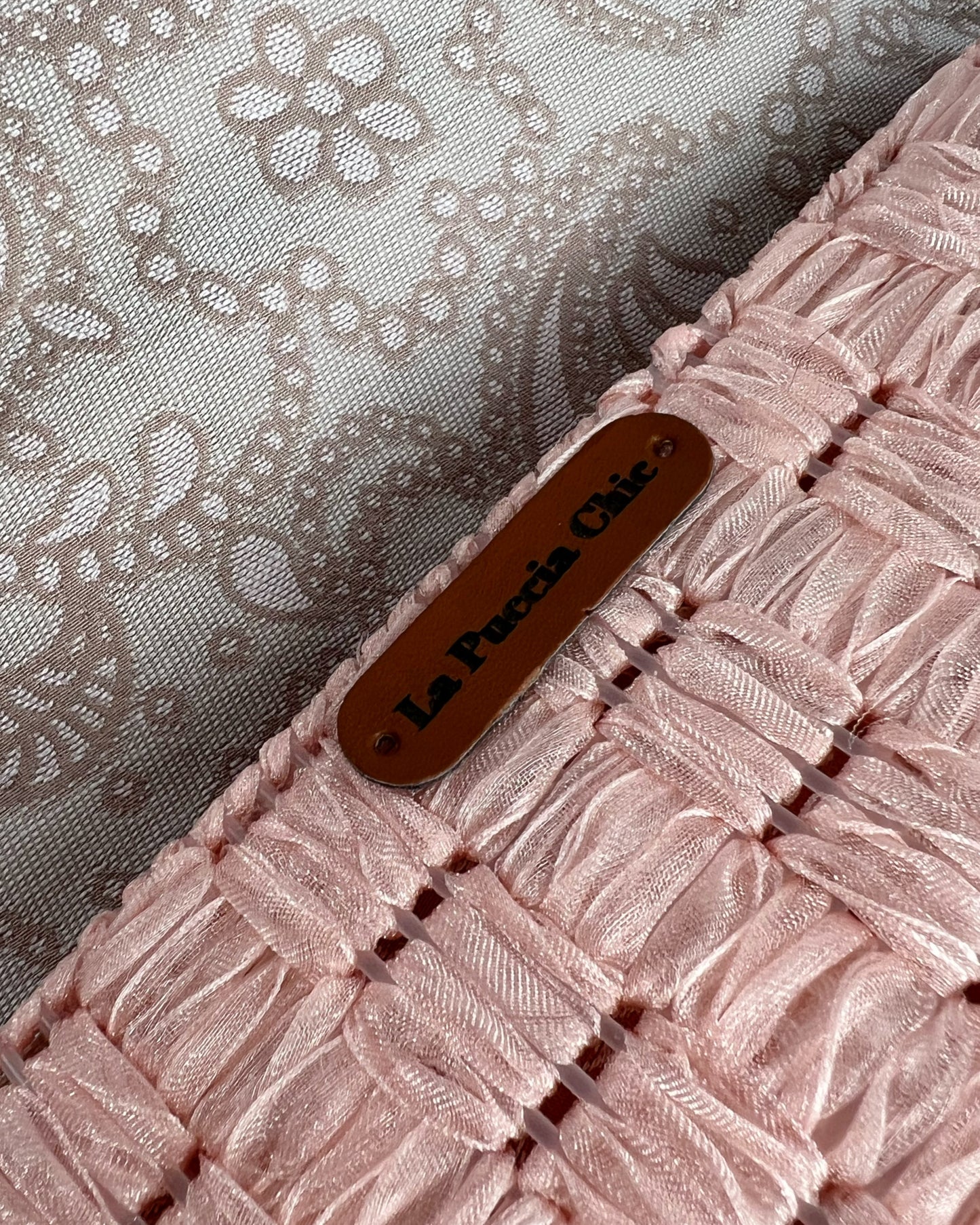 Borsetta in tulle rosa con manico decorativo in perle e catena argento