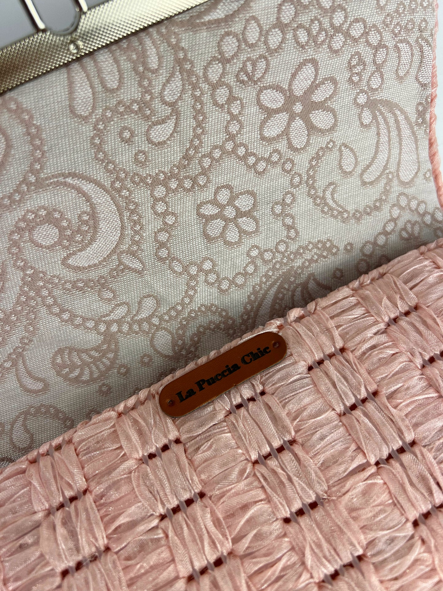 Borsetta in tulle rosa con manico decorativo in perle e catena argento