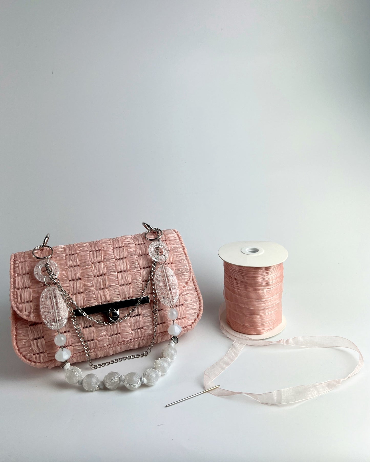 Borsetta in tulle rosa con manico decorativo in perle e catena argento