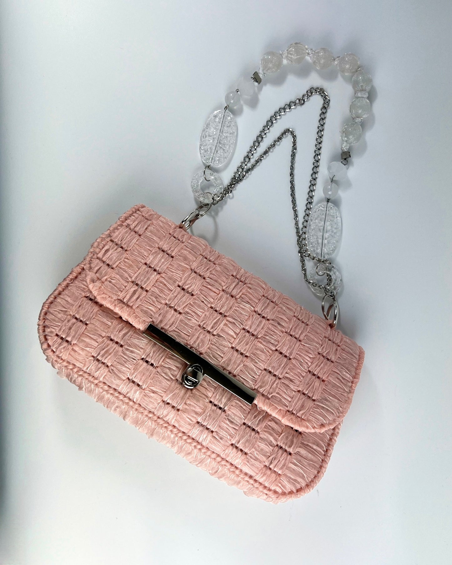 Borsetta in tulle rosa con manico decorativo in perle e catena argento