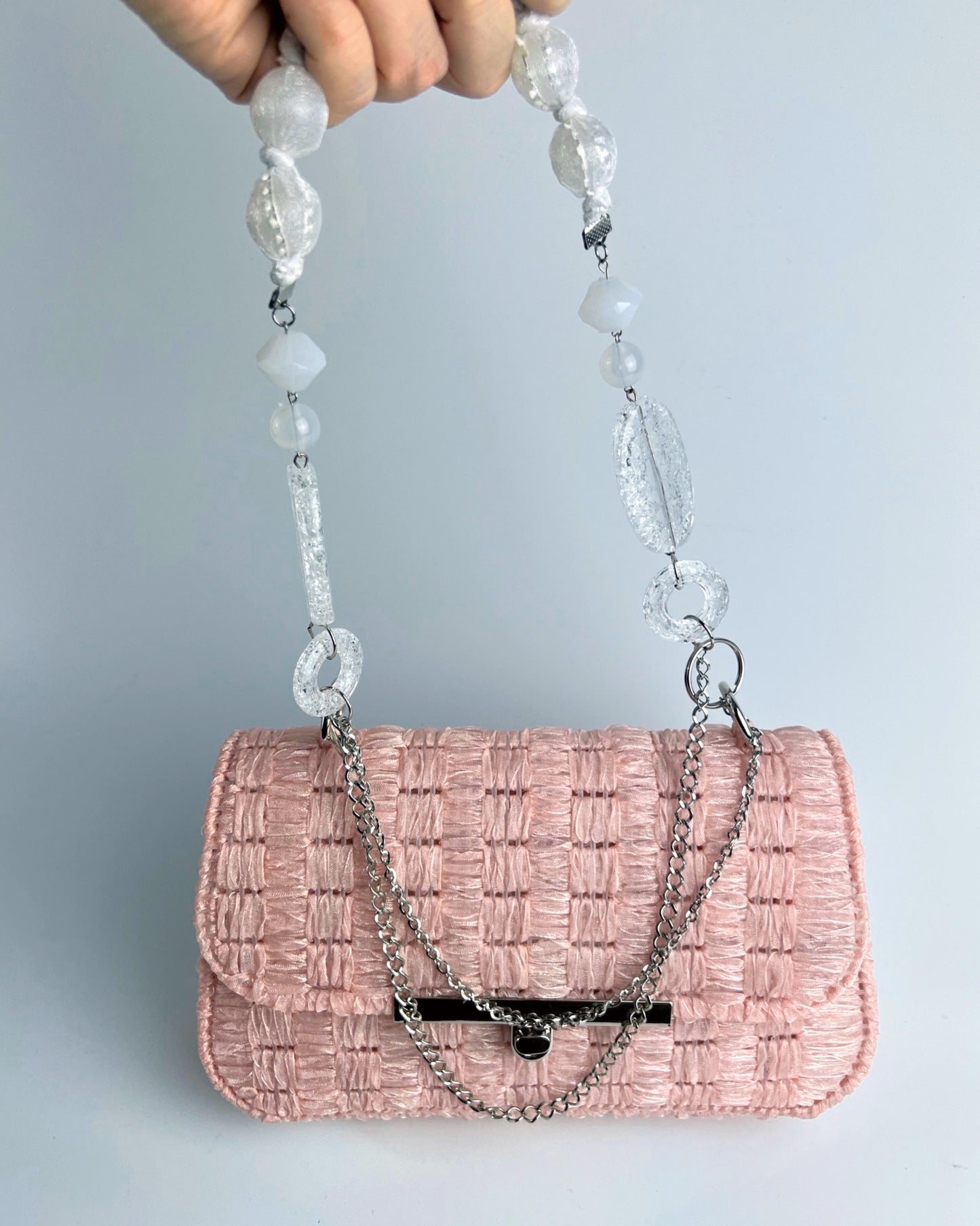 Borsetta in tulle rosa con manico decorativo in perle e catena argento