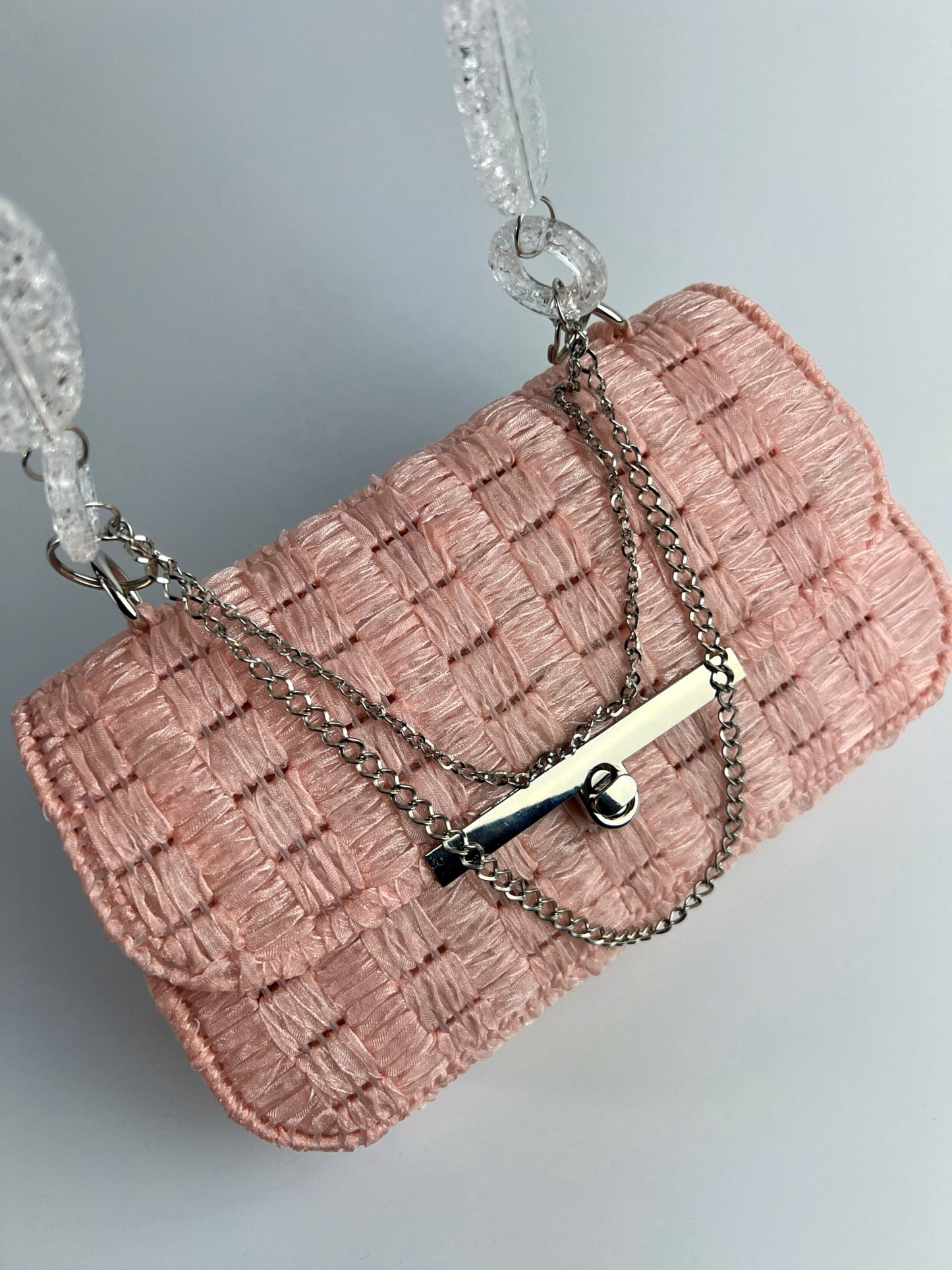 Borsetta in tulle rosa con manico decorativo in perle e catena argento