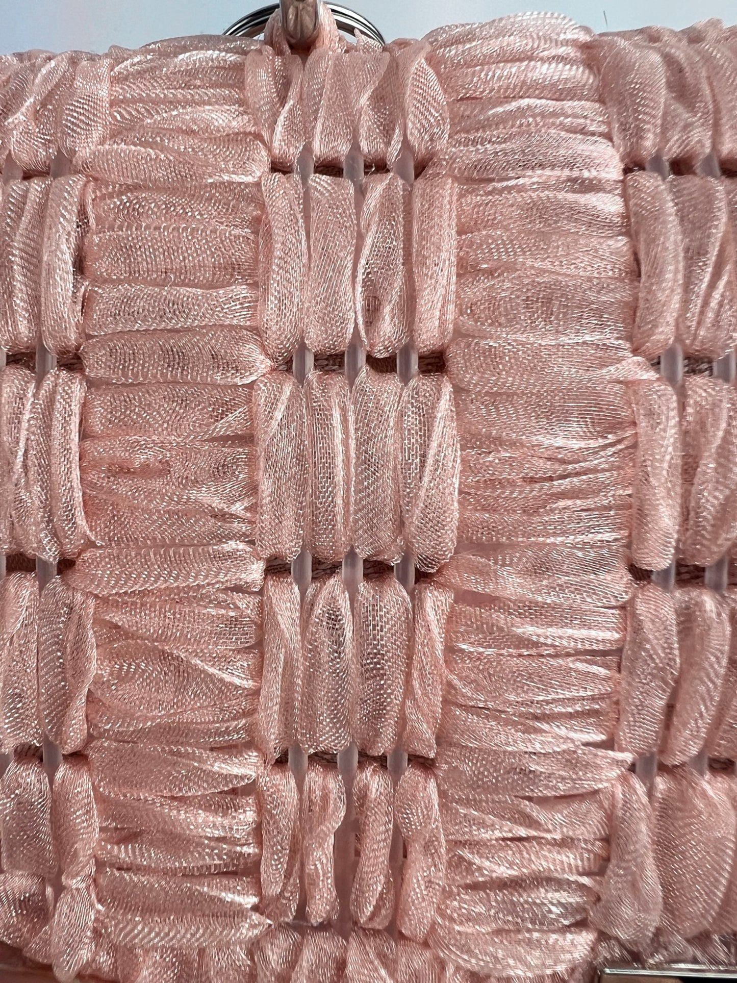 Borsetta in tulle rosa con manico decorativo in perle e catena argento