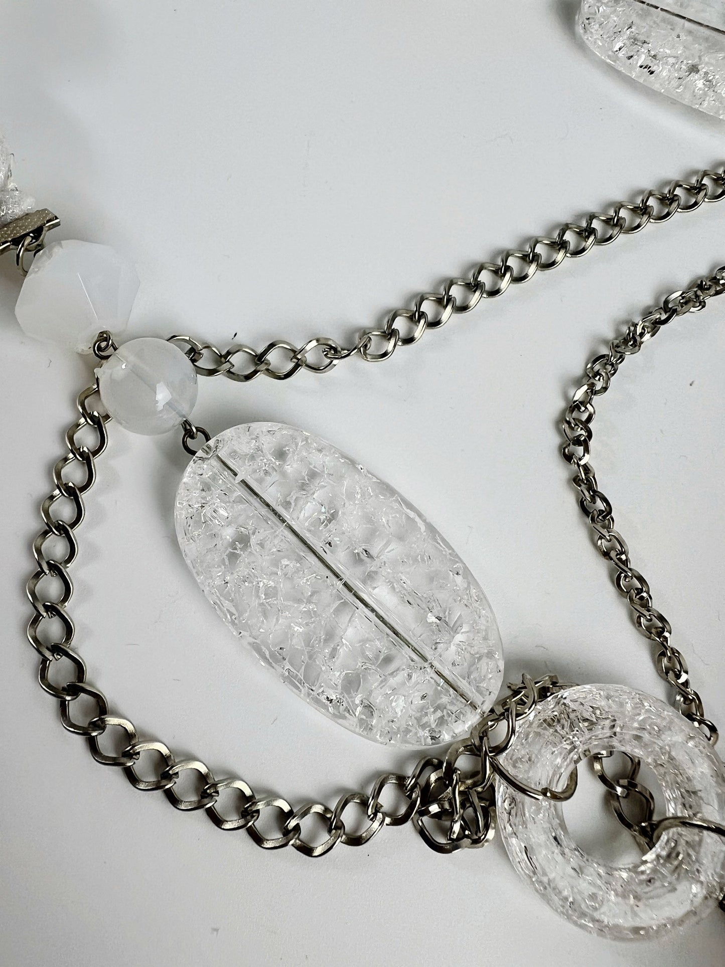 Borsetta in tulle rosa con manico decorativo in perle e catena argento