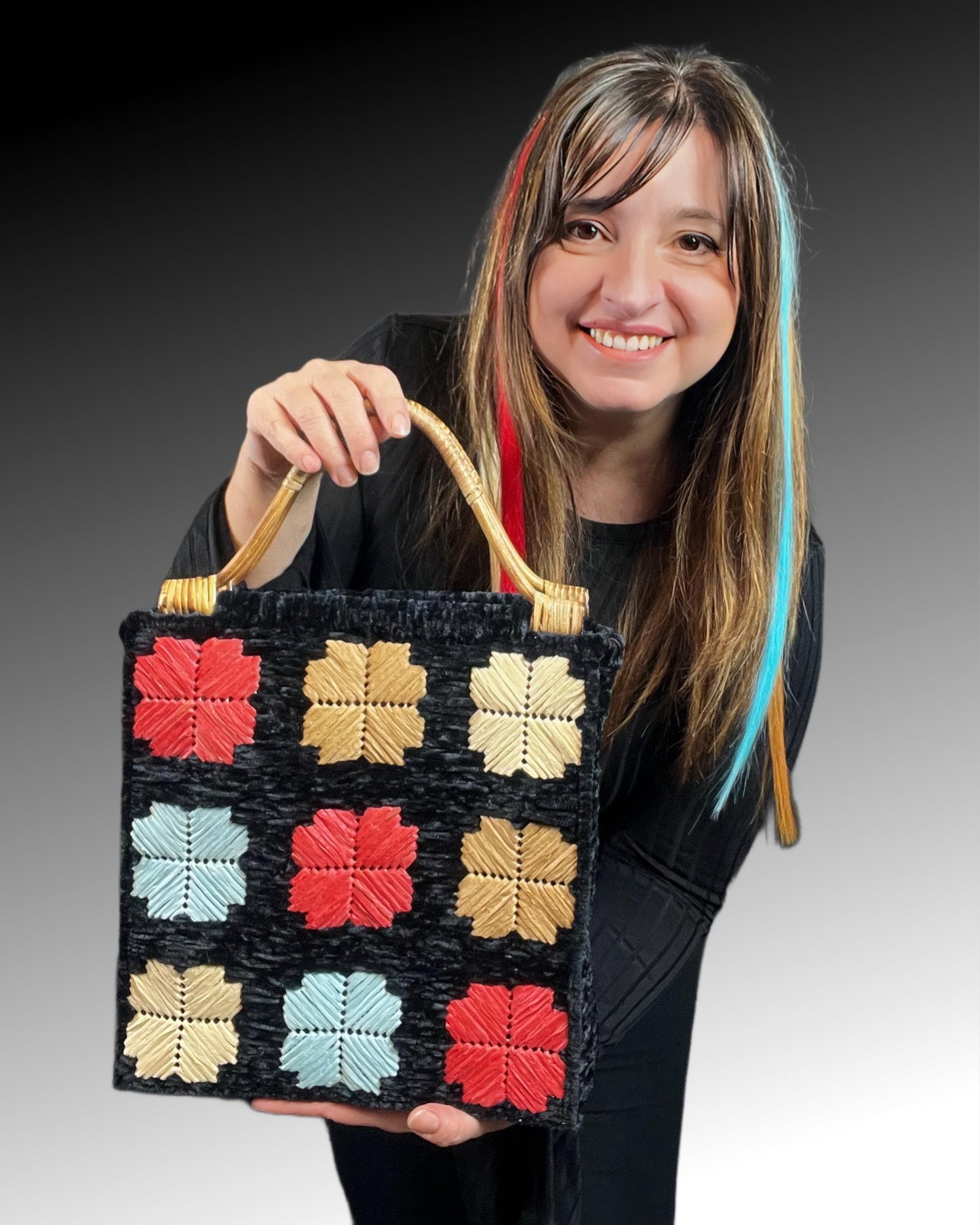 Borsa nera ciniglia con fiori colorati