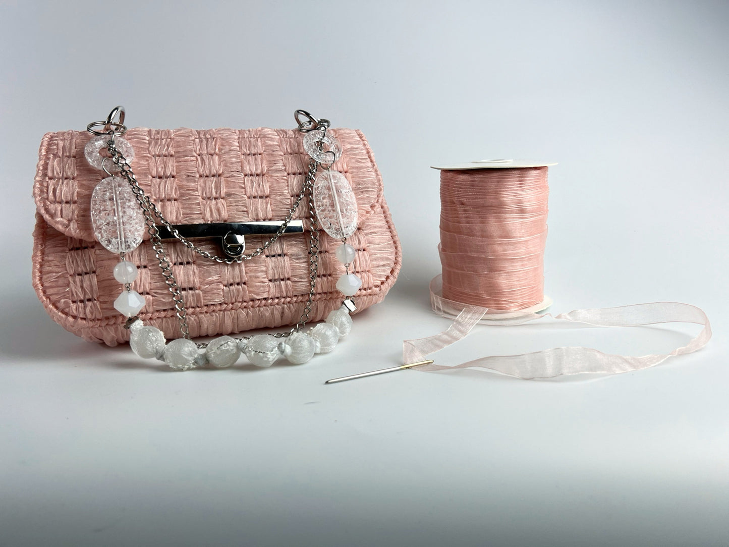 Borsetta in tulle rosa con manico decorativo in perle e catena argento