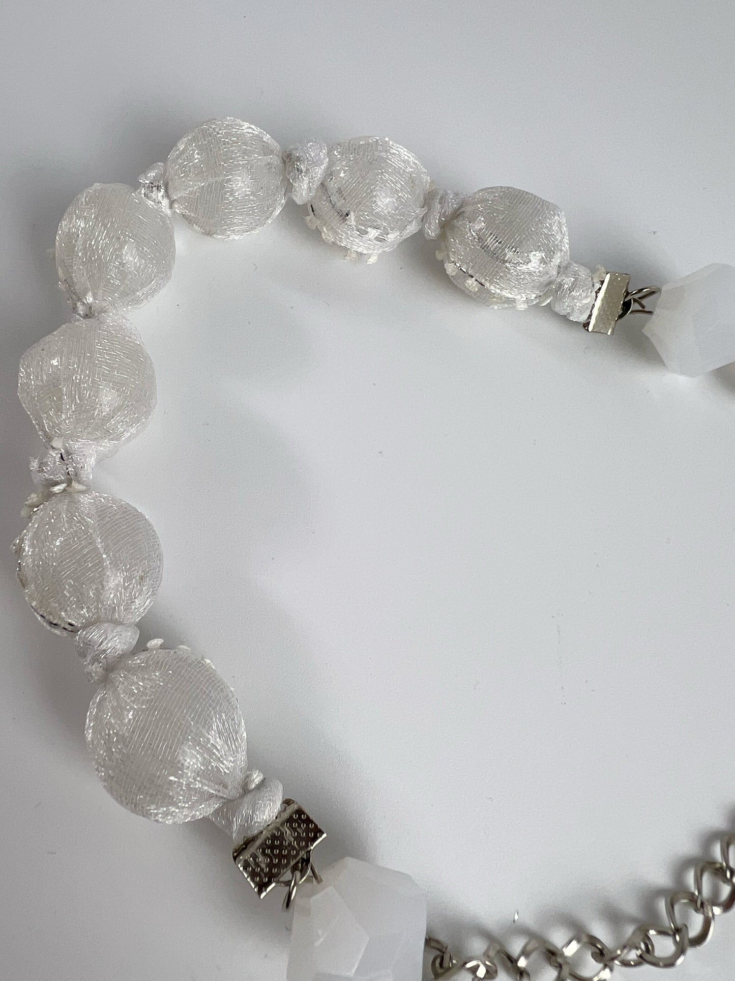 Borsetta in tulle rosa con manico decorativo in perle e catena argento