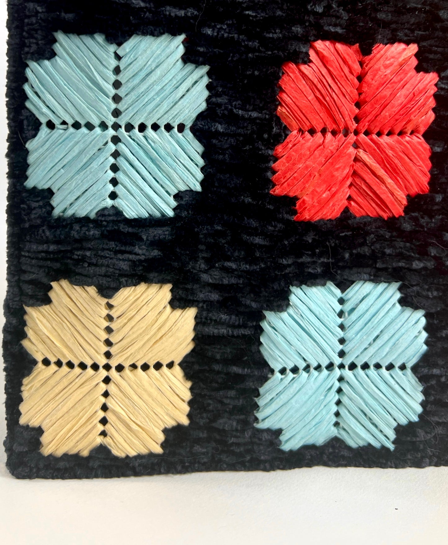 Borsa nera ciniglia con fiori colorati