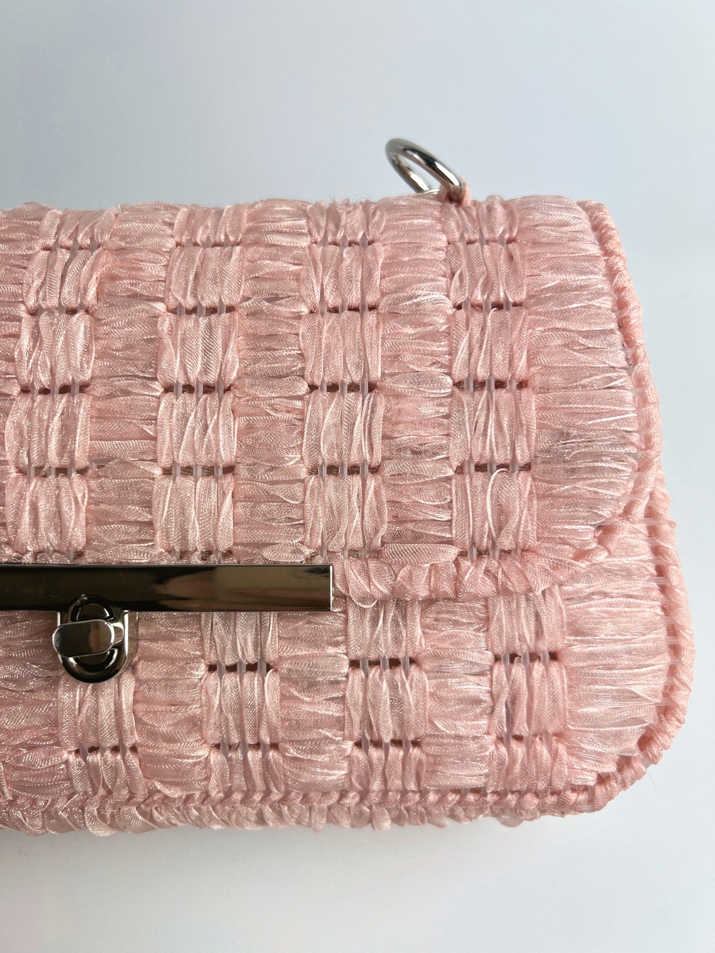 Borsetta in tulle rosa con manico decorativo in perle e catena argento