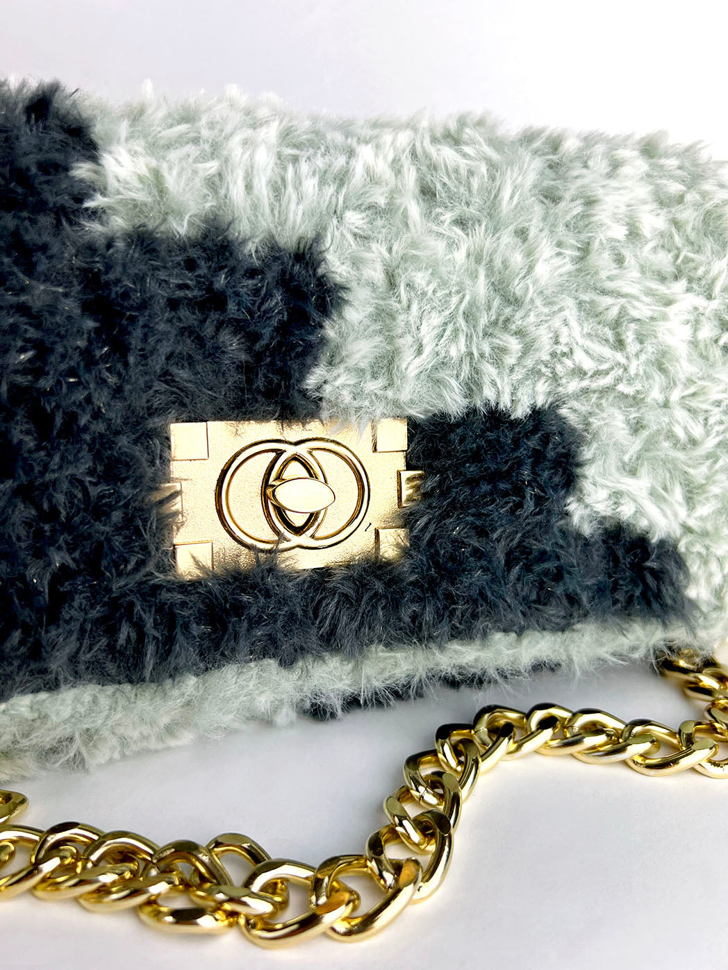 Pochette con tracolla in ecopelliccia grigia