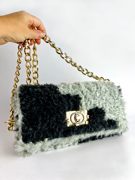 Pochette con tracolla in ecopelliccia grigia