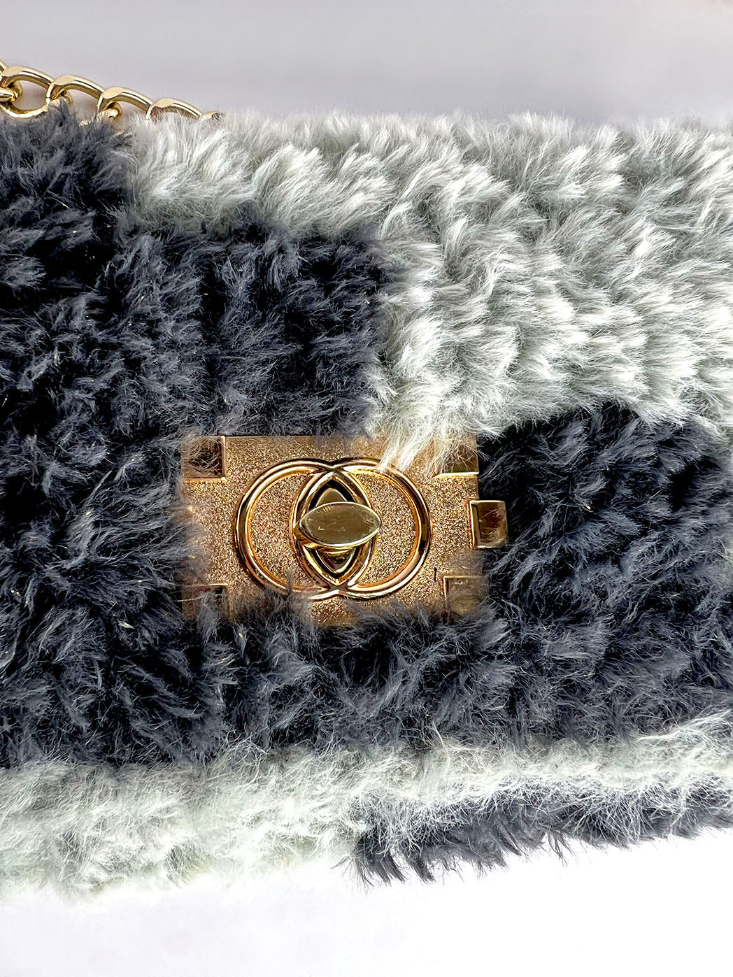 Pochette con tracolla in ecopelliccia grigia