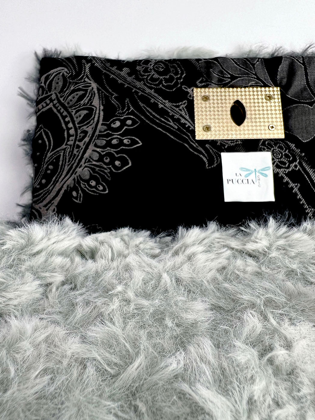 Pochette con tracolla in ecopelliccia grigia