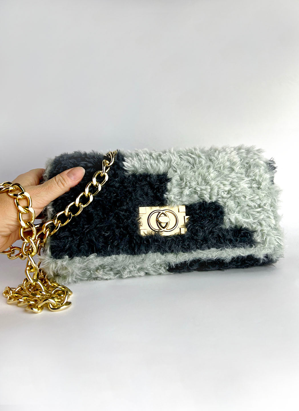 Pochette con tracolla in ecopelliccia grigia