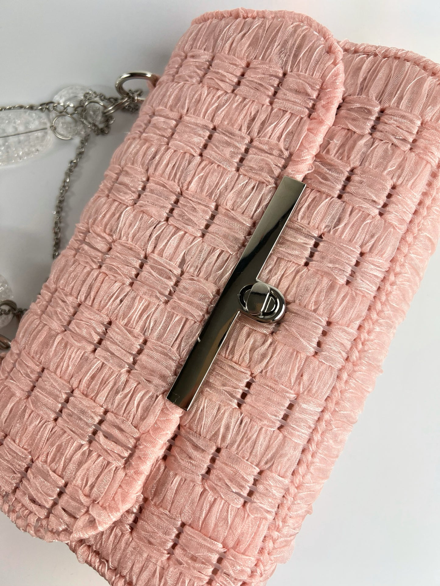 Borsetta in tulle rosa con manico decorativo in perle e catena argento