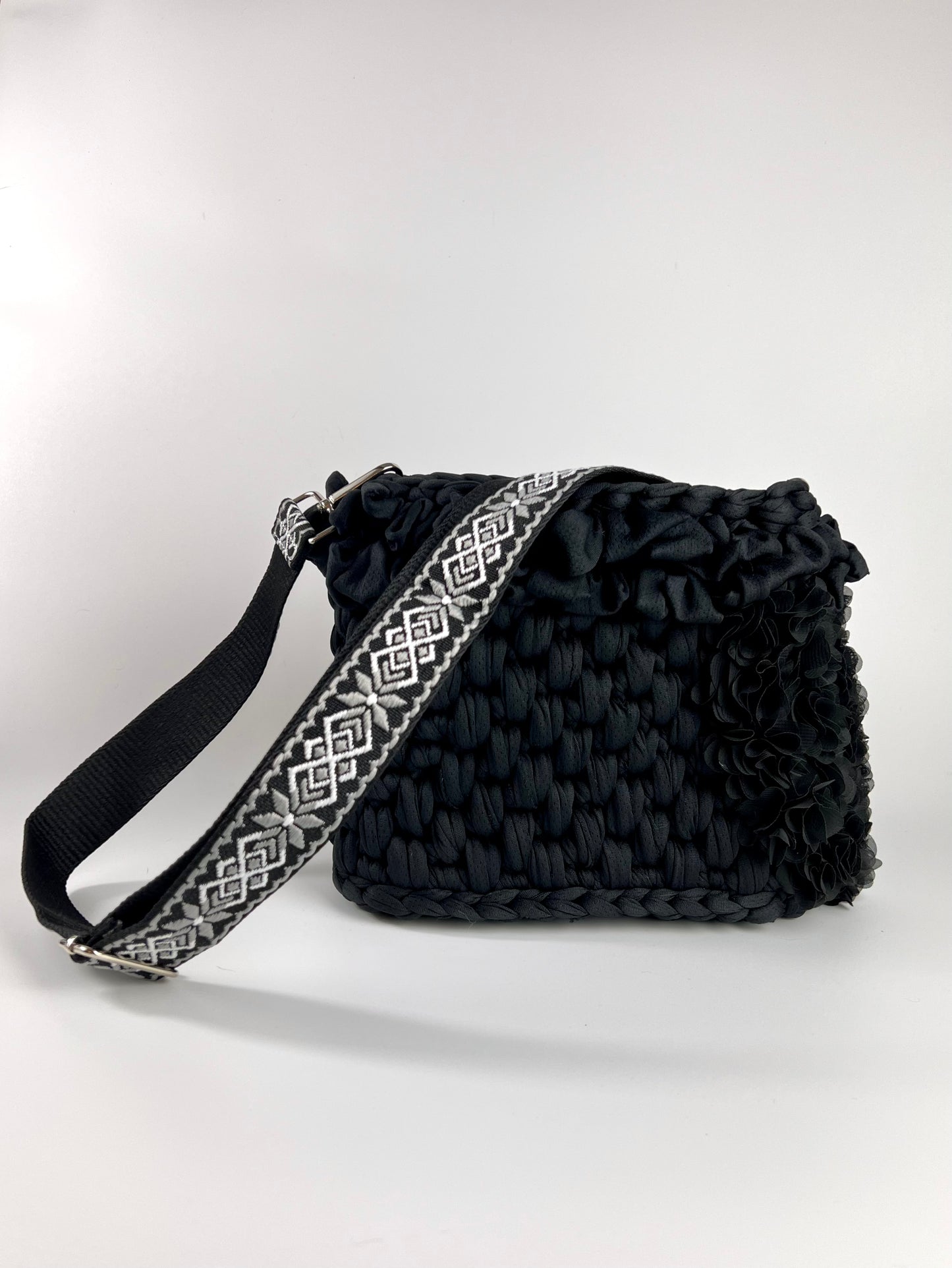 Borsa nera crochet fiori tracolla