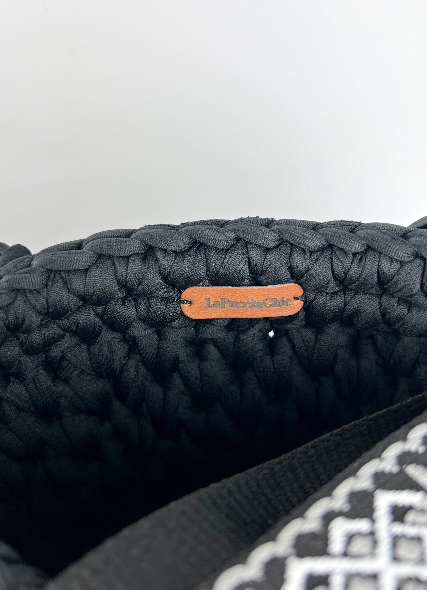 Borsa nera crochet fiori tracolla