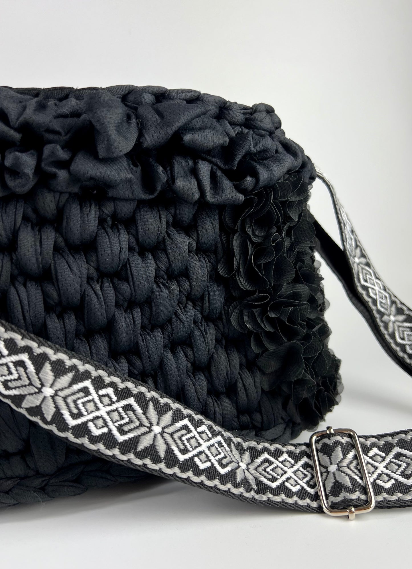 Borsa nera crochet fiori tracolla