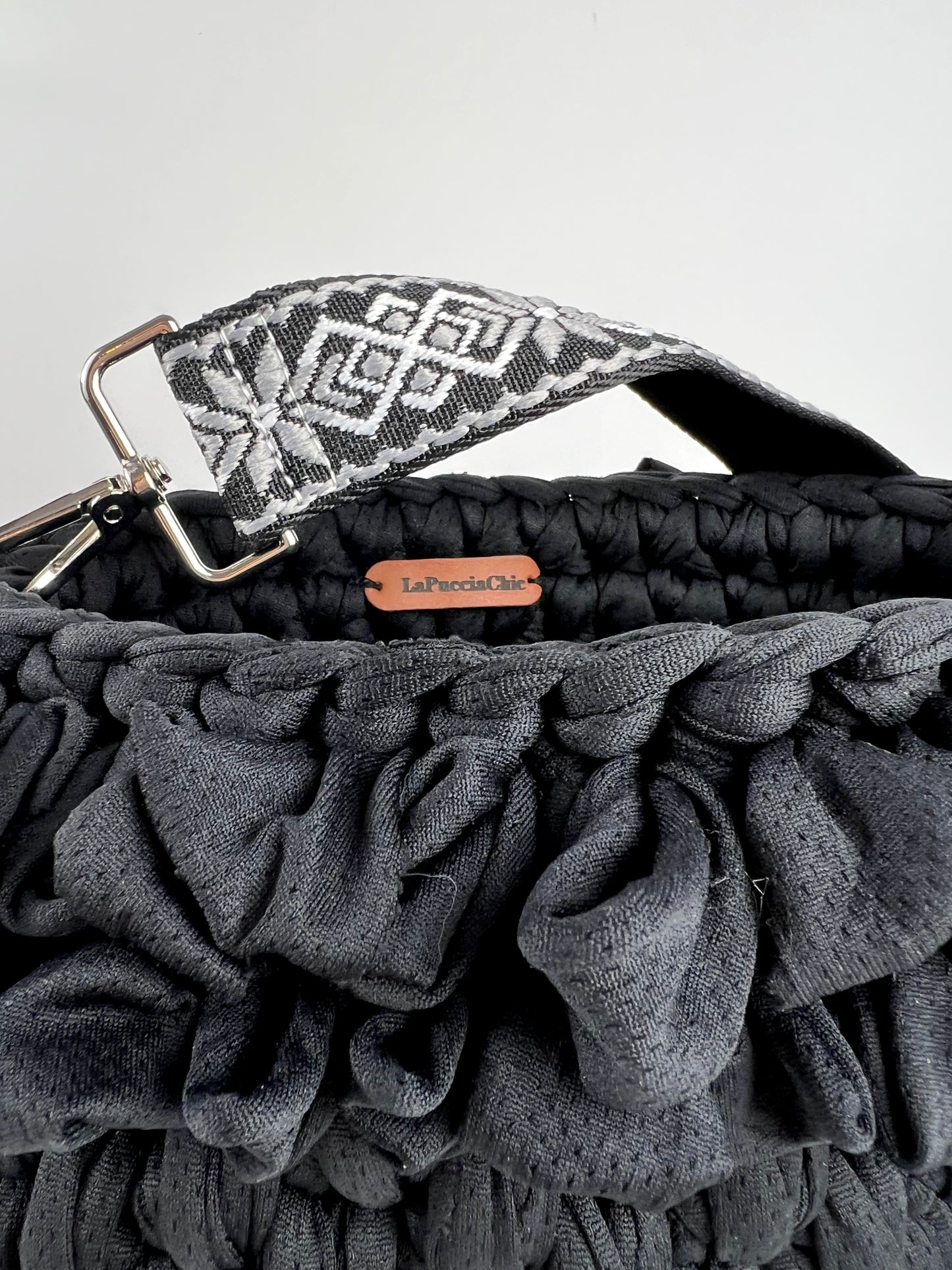 Borsa nera crochet fiori tracolla