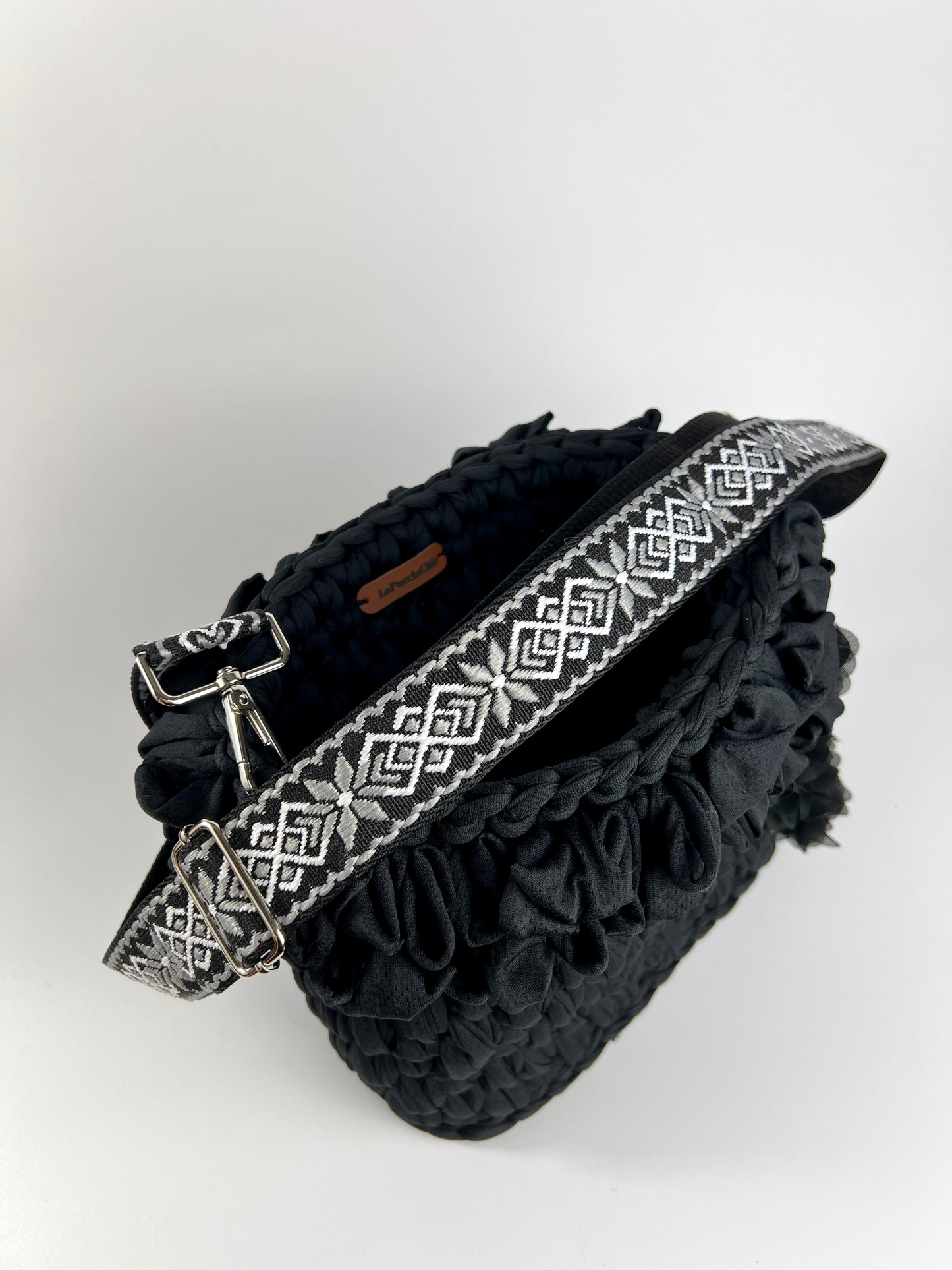 Borsa nera crochet fiori tracolla