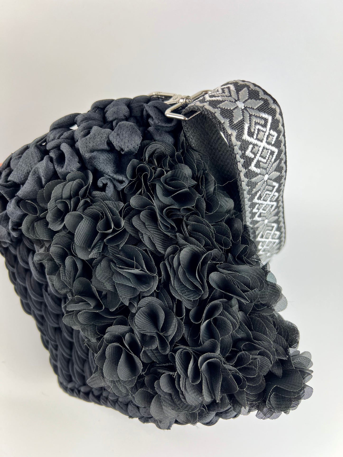 Borsa nera crochet fiori tracolla