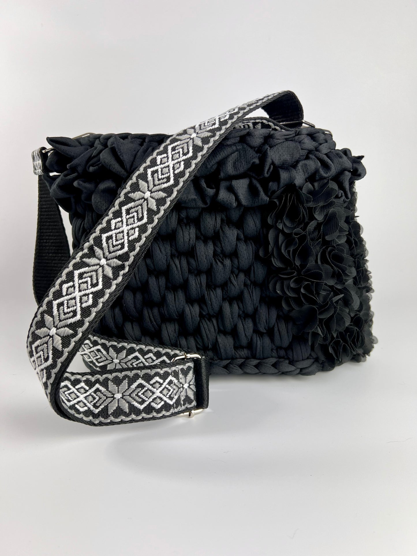 Borsa nera crochet fiori tracolla