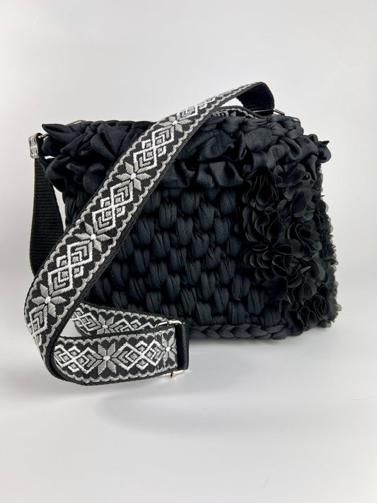 Borsa nera crochet fiori tracolla